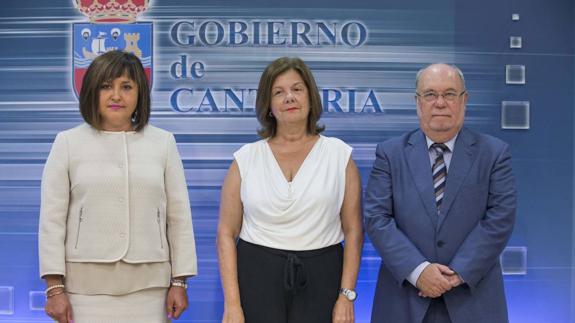 Toma de posesión de Carmen Díez Marzal (i) como directora general del Servicio Cántabro de Empleo. En la imagen, con María Eugenia Gutiérrez Díaz-Velarde (directora general de Tesorería) y el consejero de Economía, Juan José Sota.