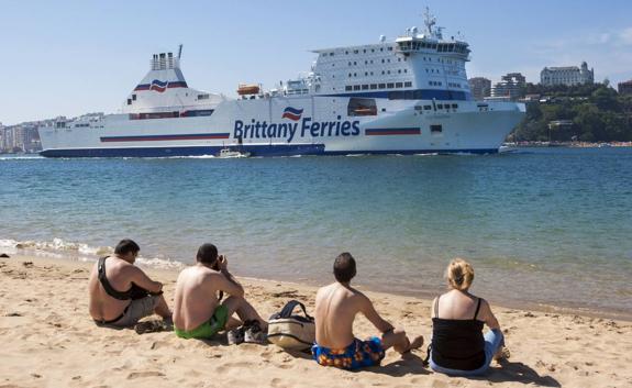 El ferry, una de las principales vías de entrada de turismo británico a la región