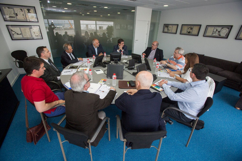 Prolegómenos de la reunión del jurado, con el consejero, Jesús Oria, y el director general de El Diario Montañés, Ignacio Pérez. 