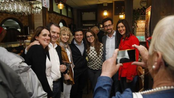 Abel Caballero, con alcaldes y afiliados socialistas este sábado en Santoña.