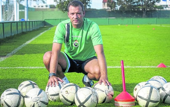 Ángel Viadero, en 2008 cuando entrenaba al Racing B, pocos meses antes de dejar el club. :: Miguel de las Cuevas