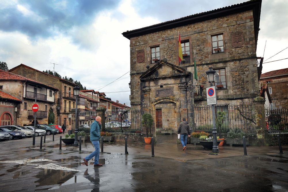 Vista del Ayuntamiento de Cabezón de la Sal.