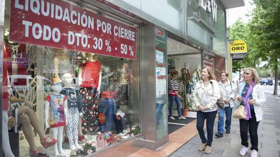 La tienda de textil chino L. W., en la calle de Amós de Escalante, en liquidación por cierre. Es la tercera que cae en poco tiempo.