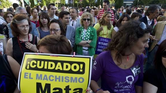 Concentración en contra de la violencia de género, el pasado Día Internacional de la Mujer, con presencia de Díaz Tezanos y Casares.