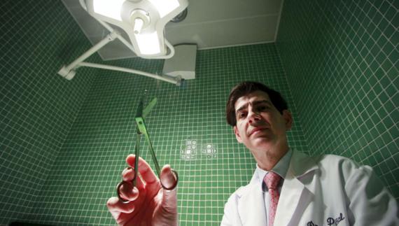 El doctor Francisco del Piñal es considerado uno de los mejores cirujanos de mano del mundo. 