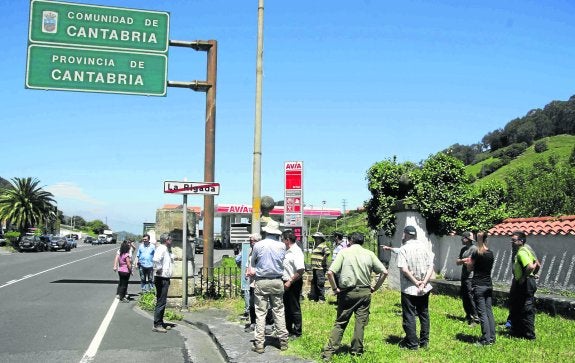 Los representantes de Cantabria y País Vasco visitaron el mojón instalado en El Haya, que delimita ambas comunidades. :: abel verano