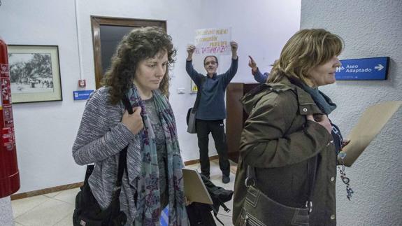 Tatiana Yáñez Barnuevo llega a un pleno junto a su compañera Inmaculada González, que ha dejado la formación