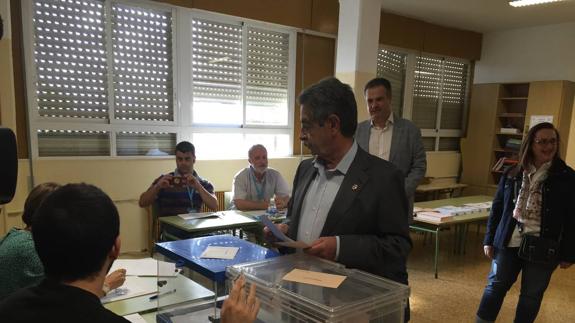 Miguel Ángel Revilla ha votado en El Astillero.