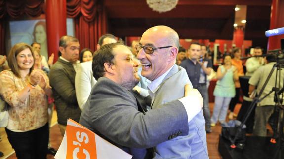 Félix Álvarez abraza a Rubén Gómez, ambos de Ciudadanos.