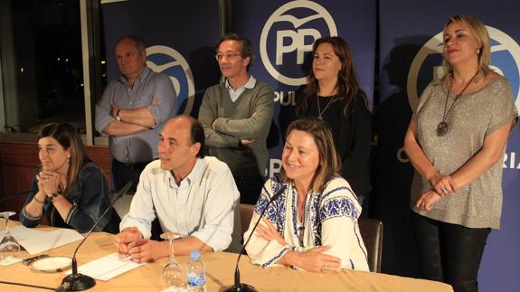 De pie, Javier Fernández, José María Lasalle, Esther Merino y Blanca Martínez. Abajo, María José Sainz de Buruaga, Ignacio Diego y Ana Madrazo, durante la comparecencia en su sede.