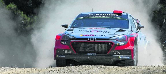 El Hyundai de Dani Sordo, durante el Rally de Cerdeña. :: NIKOS MITSOURAS