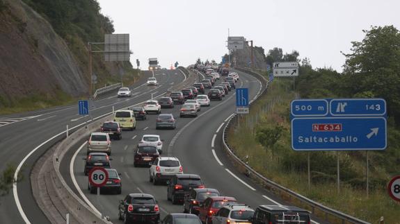 Autovía A-8, a la altura de Saltacaballo.