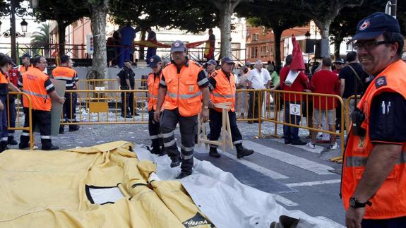 Voluntarios de Protección Civil despliegan una carpa de primeros auxilios durante la Gala Floral.