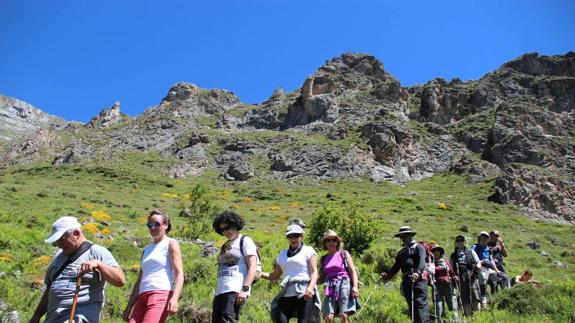 Grupo de turistas en una las rutas por el Parque de Picos de Europa.