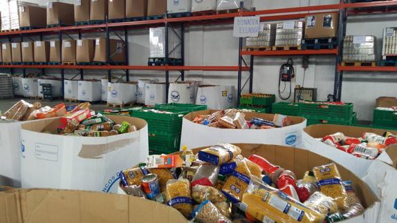 Las cajas etiquetadas y listas de alimentos no perecederos continúan en el almacén del Banco de Alimentos.