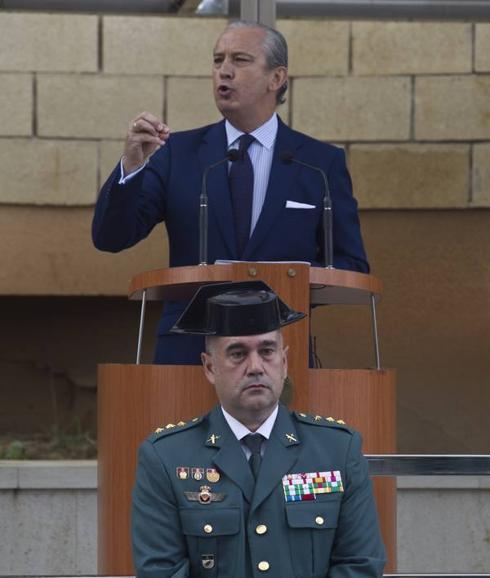 Luis Antonio del Castillo, abajo de la imagen, sigue el discurso del director general de la Guardia Civil, Arsenio Fernández de Mesa.