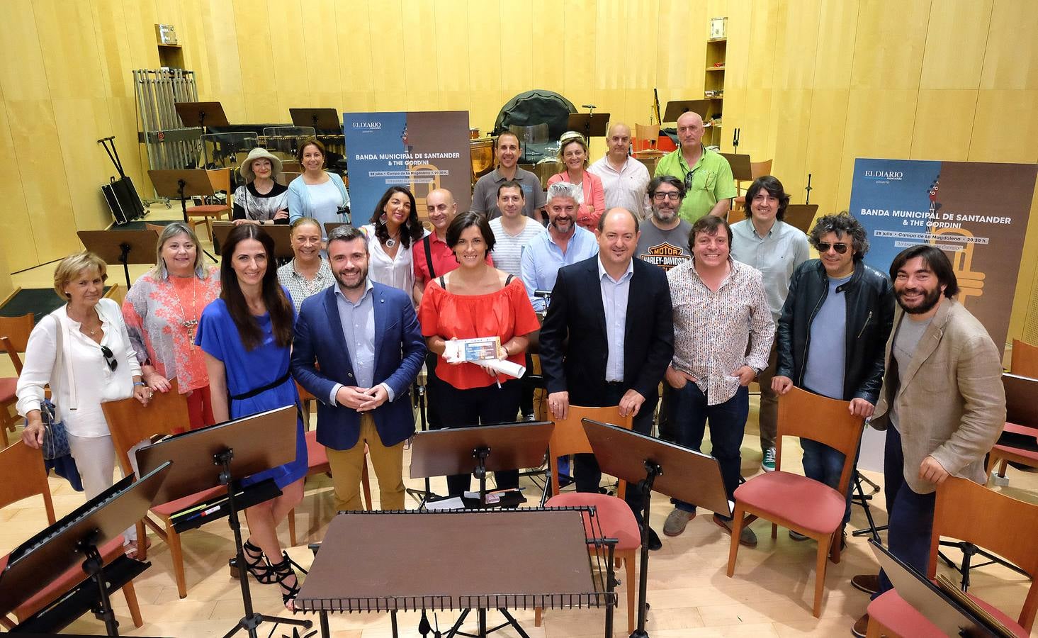 Varios integrantes de la Banda Municipal de Música y del grupo, junto con organizadores y patrocinadores.