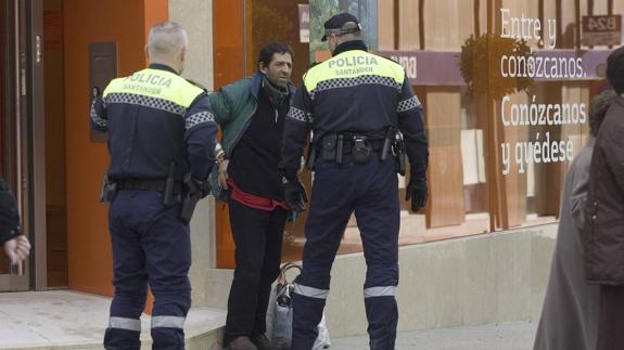 Policías locales en las calles de Santander.