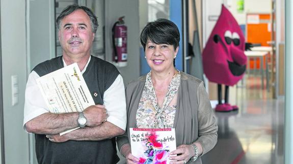 Adoración Vela y Jesús María Del Río, en las instalaciones del Banco deSangre en Valdecilla. 