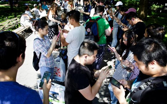 Numerosos jugadores se cconcentran en Central Park para 'cazar' Pokemons.