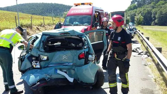 Agentes de la Guardia Civil y bomberos del 112, en el lugar del siniestro.