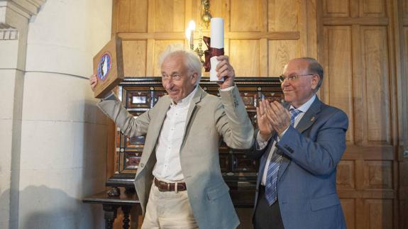 Albert Boadella, junto al máximo responsable de la UIMP, César Nombela, agradece el reconocimiento otorgado en la tarde de ayer por la institución académica.