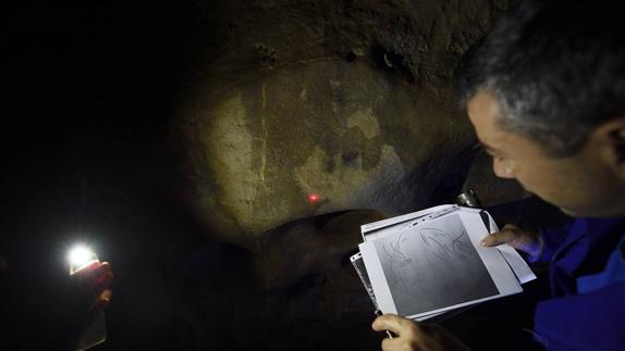 El técnico conservador de las Cuevas Prehistóricas de Cantabria, Raúl Gutiérrez, muestra el interior de la cueva Hornos de la Peña