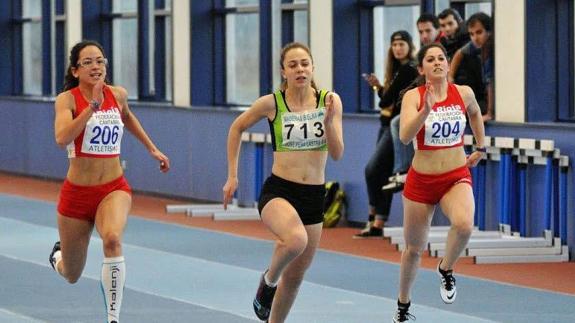 Lara Gómez, en el centro de la imagen.