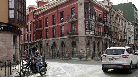 Vista actual del bajo comercial ubicado en el número 1 de la calle José Posada Herrera, esquina con Joaquín Cayón