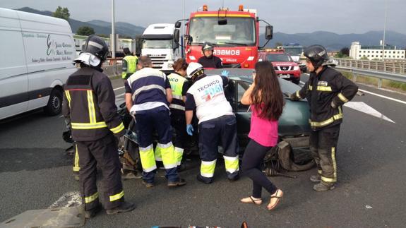 Los bomberos auxiliar al conductor en el accidente de esta mañana en Torrelavega 