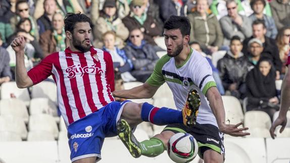 El racinguista Pumpido, durante el último partido ante el filial del Sporting.