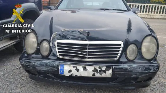 El Mercedes azul, con el morro abollado y sin el emblema de la marca, que había perdido en el lugar del accidente.