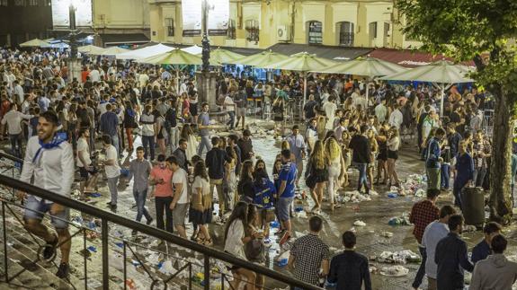 Jóvenes en la plaza de Cañadío durante la pasada Semana Grande.