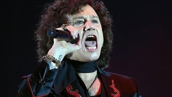 El cantante Enrique Bunbury interpreta un tema durante uno de sus conciertos.