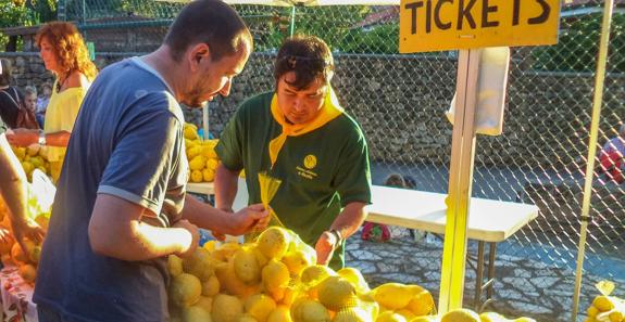 Todos los asistentes quisieron comprar una bolsa de los famosos limones de Novales. 