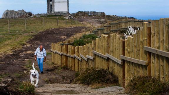 Zona del Panteón del Inglés, un entorno en el que la obra causó especial rechazo entre los vecinos que la patean a menudo. 