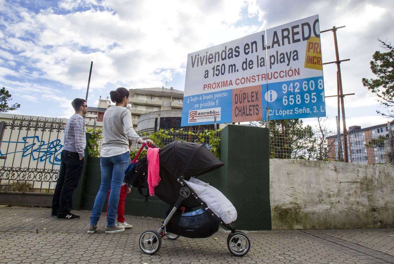 Una pareja observa una promoción de viviendas en Laredo