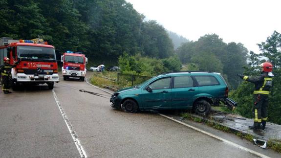 Las dos ruedas traseras quedaron suspendidas en el aire. 