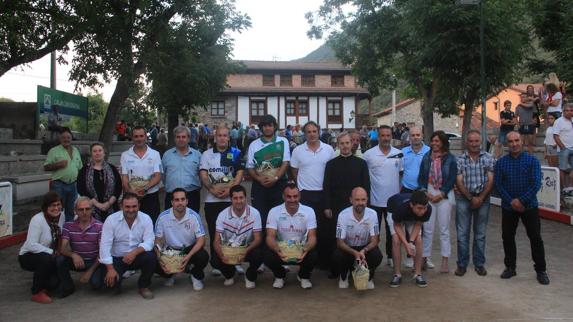 Foto de familia del concurso de ases celebrado en la bolera de La Vega.