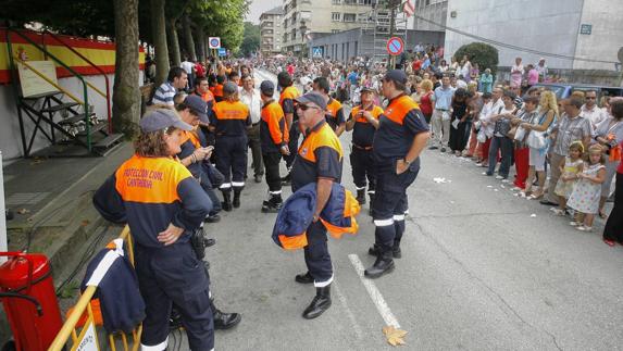 Voluntarios de Protección Civil durante la gala floral, uno de los eventos más multitudinarios de las fiestas de Torrelavega.