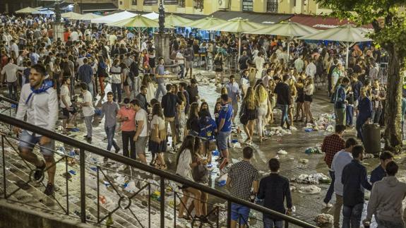 Botellón en la Plaza de Cañadío este verano.