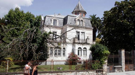 Exterior de la finca ‘Villa Luz’, objeto de litigio entre sus propietarios y el Ayuntamiento de Colindres.