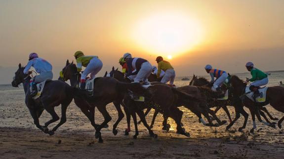 La playa de Sanlucar de Barrameda, escenario de las prestigiosas carreras de caballos.