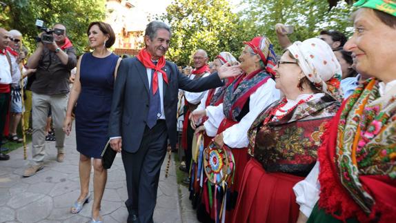 El presidente del Gobierno de Cantabria, Miguel Ángel Revilla, recibido con un arco de flores a su llegada al recinto festivo de Cabezón de la Sal.