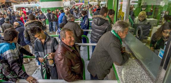 Aficionados verdiblancos hacen cola para comprar sus entradas delante de las taquillas de El Sardinero. 