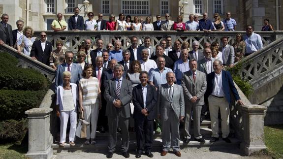 Miguel Ángel Revilla y Rafael de la Sierra se reunieron con los representantes de las Casas de Cantabria.