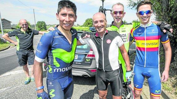 Nairo Quintana se fotografió junto a tres cicloturistas tras descender del puerto de Peña Cabarga. 