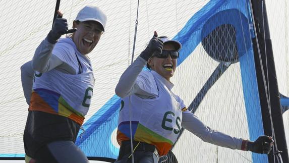 Echegoyen y Betanzos celebran su triunfo en una de las regatas.