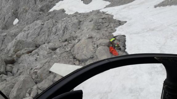 El Grupo de Rescate del Servicio de Emergencias de Asturias procedió a evacuar el cadáver.