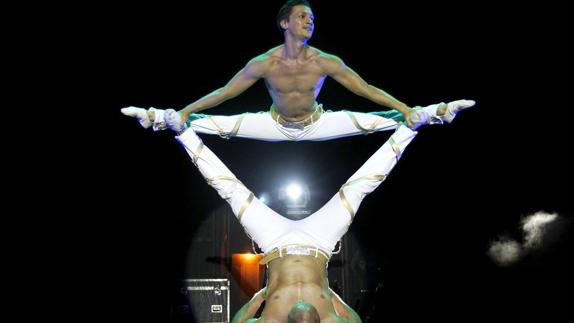 Los artistas rusos Kvas y Sergey, durante una de sus espectaculares acrobacias.